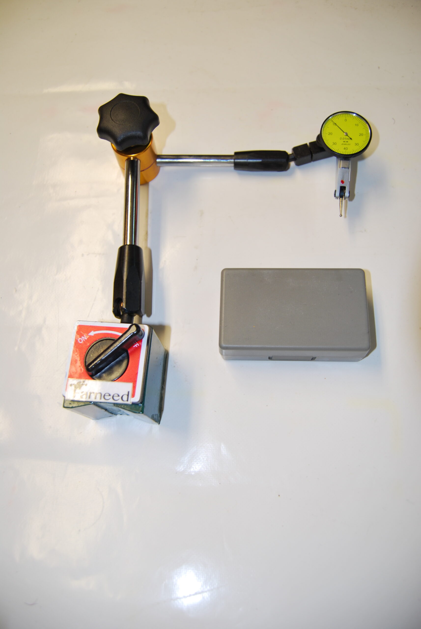 BASE MAGNÉTICA ARTICULADA CON COMPARADOR DE BOTONES OSCILANTES FARNEED